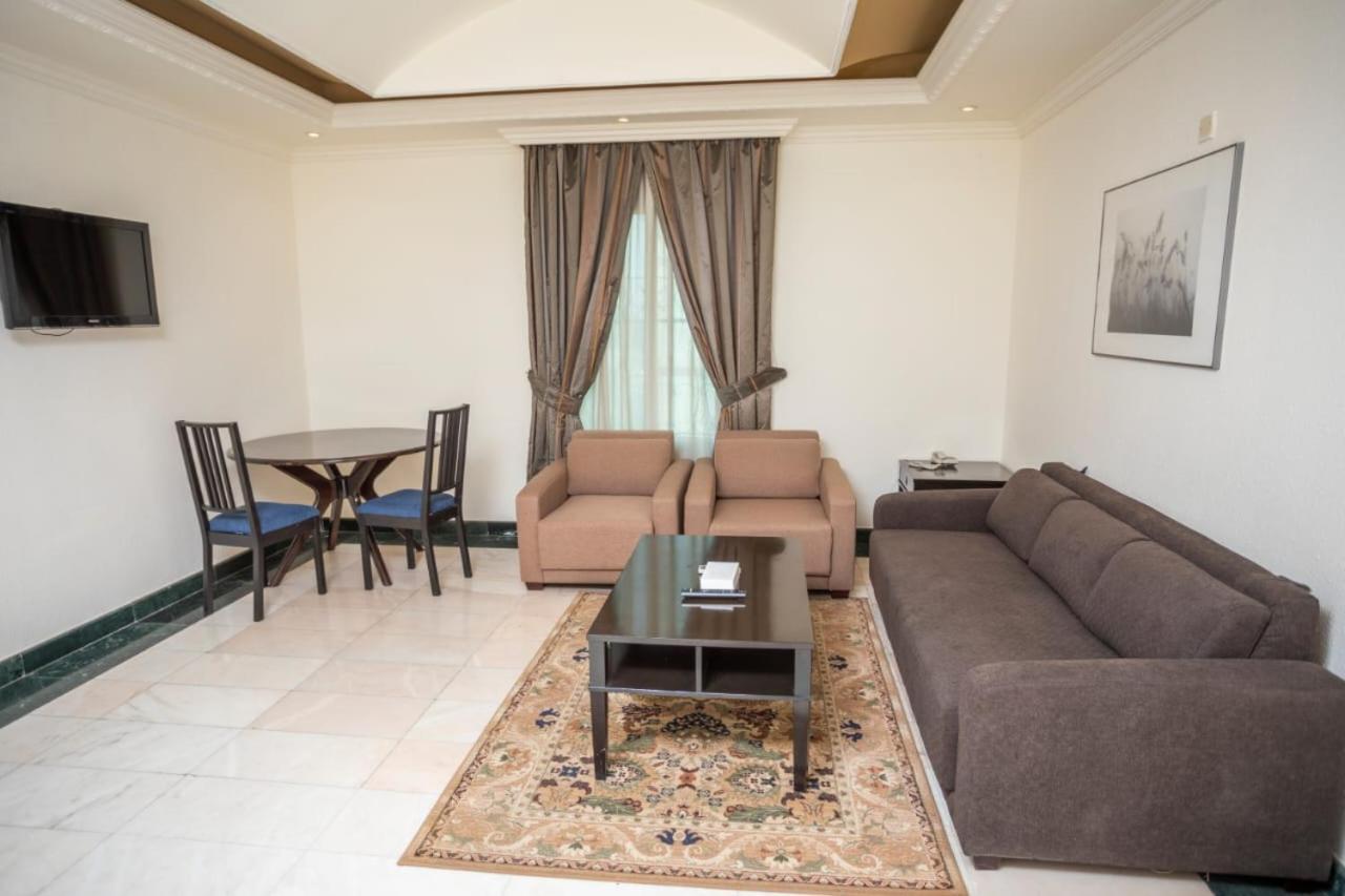 Delmon Hotel Suites DDjeddah Extérieur photo